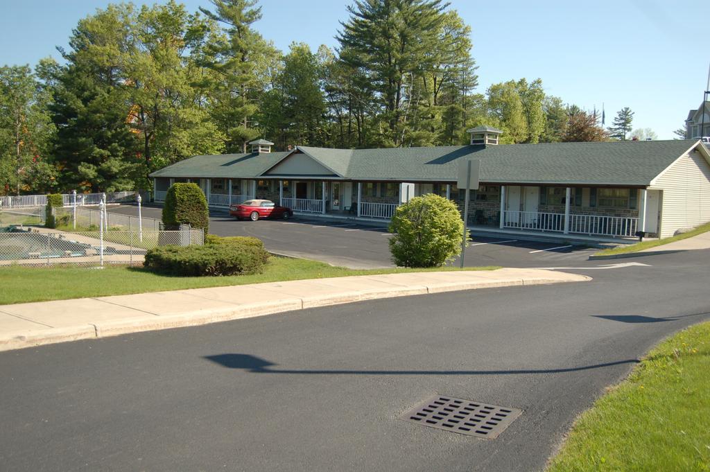 Wakita Court Motel Queensbury Εξωτερικό φωτογραφία