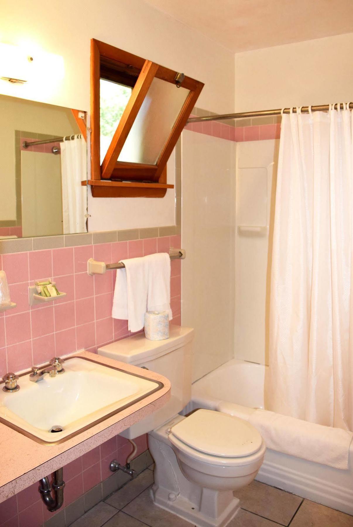 Wakita Court Motel Queensbury Εξωτερικό φωτογραφία